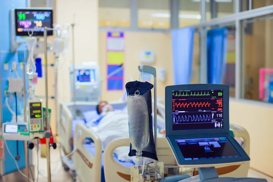 Monitor de beira de leito em uma unidade de terapia intensiva